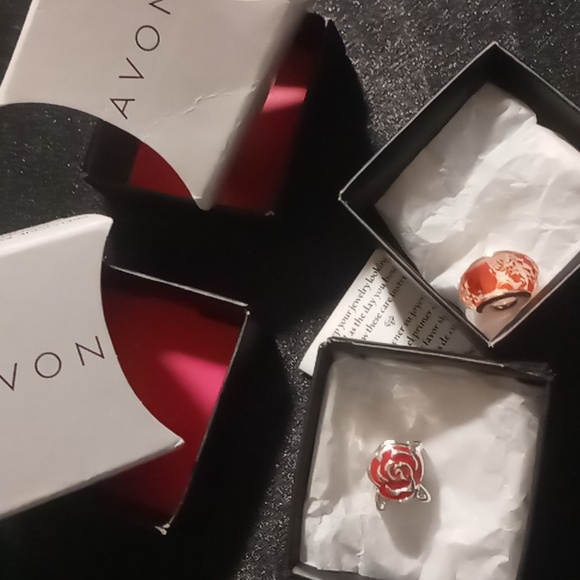 Avon hearts and roses snake chain charms . Nwt in box - Picture 3 of 6